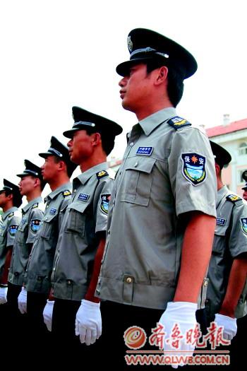 啟動(dòng)儀式上穿著2011式保安員服裝的保安。記者張震攝